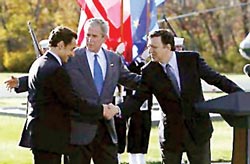 Tổng thống Mỹ G.W.Bush (giữa) hội đàm với Tổng thống Pháp N.Sarkozy (trái) và Chủ tịch EC J.M.Barroso tại Trại David.